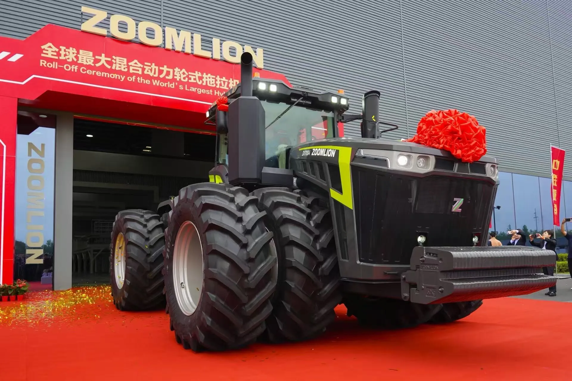ZOOMLION Unveils the World's Most Powerful Hybrid Wheeled Tractor DX7004
