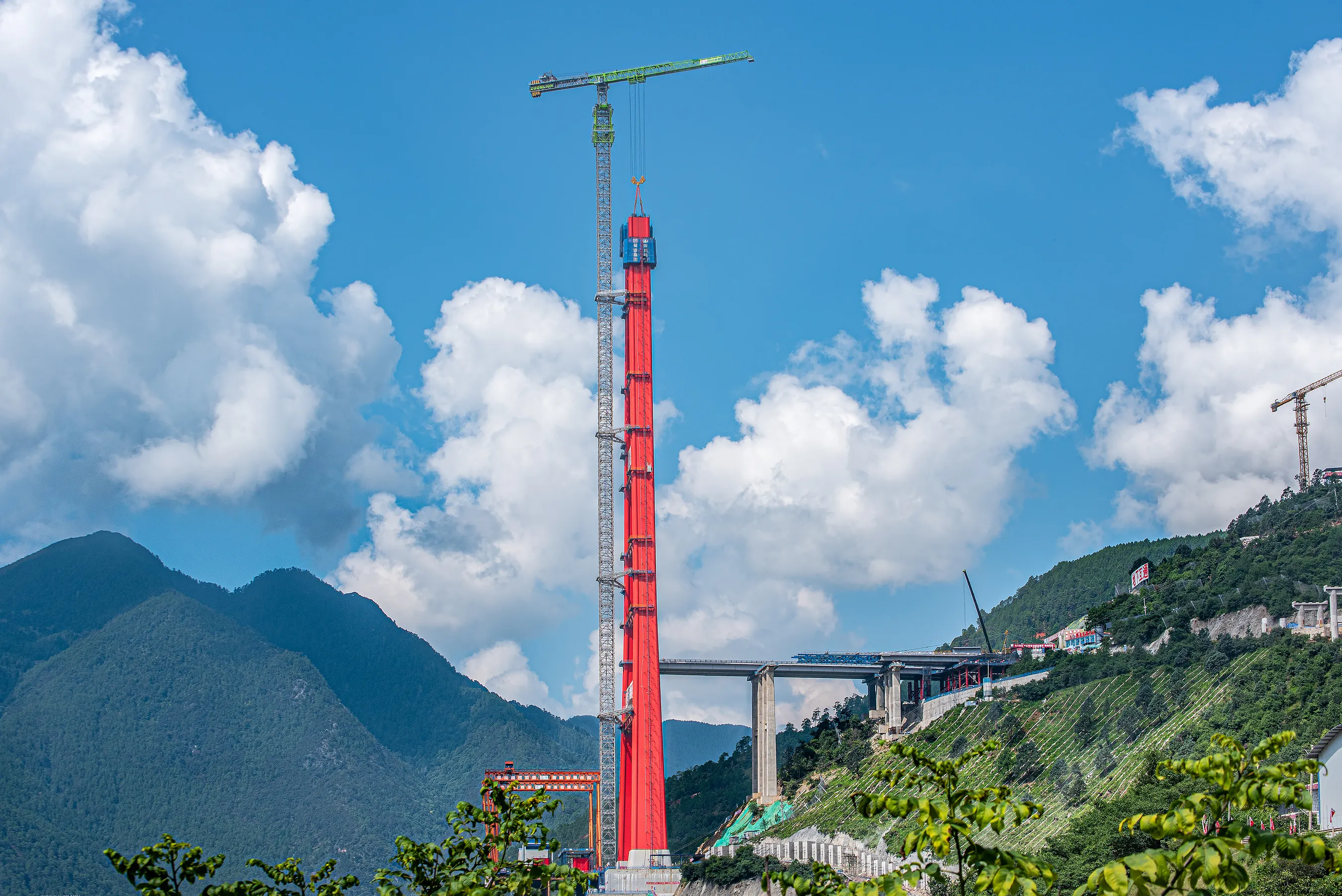 Zoomlion Tower Cranes Combine Heavy Lifting and Precision Control for Construction at Height